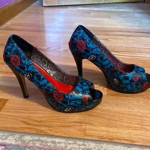 Skull and rose printed heels